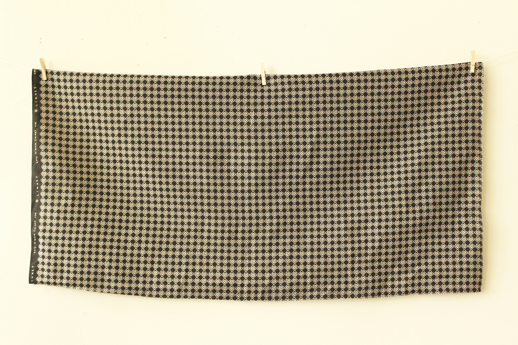 LINNETリネンプリント <br/>
        ルールー黒×Flax